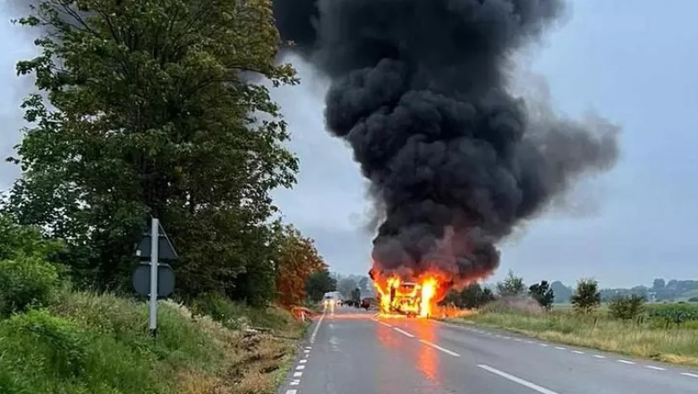 Un autobuz cu 30 de călători a luat foc în mers pe un drum din Neamț/ Foto: ISU Neamț