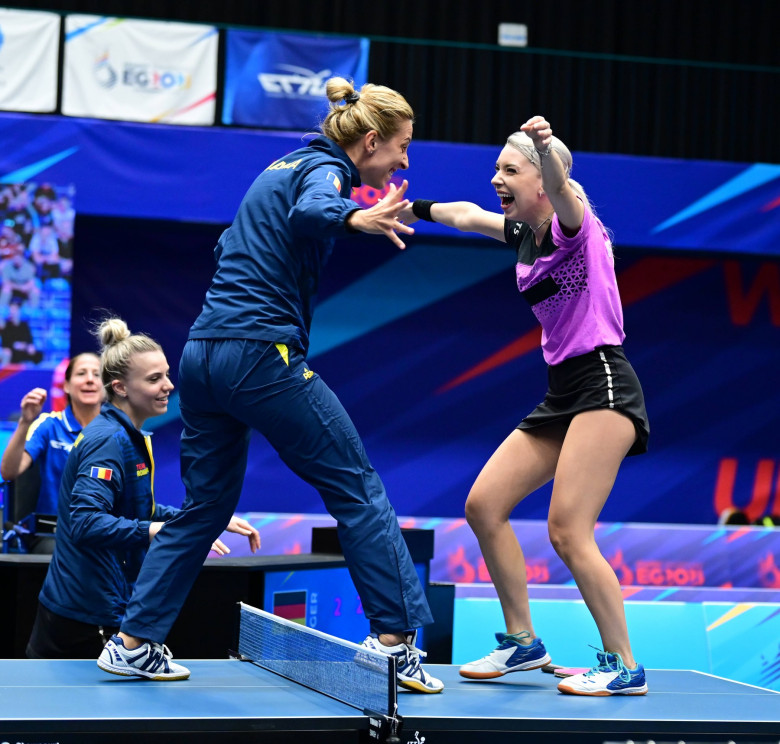 Bernadette SZOCS und Elisabeta SAMARA, RumĂ¤nien, feiern den Gewinn der Goldmedaille bei den Europaspiele Bernadette SZOC