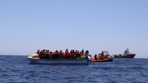 Zeci de migranți care încercau să ajungă în Europa au fost salvați de o navă ambulanță în largul coastelor Libiei/ Twitter