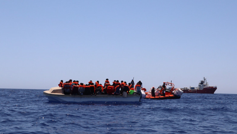 Zeci de migranți care încercau să ajungă în Europa au fost salvați de o navă ambulanță în largul coastelor Libiei/ Twitter