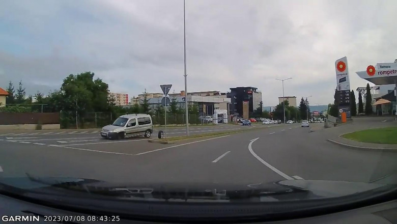 Momentul când un șofer a rămas fără o roată în mers/ Foto: stiridecluj.ro