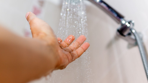 De ce nu trebuie să faci dușuri reci pe caniculă/ Shutterstock
