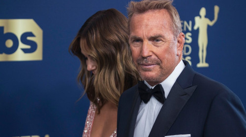 Kevin Costner divortează Christine Baumgartner