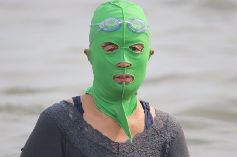 Facekini popular among female beach lovers in east China