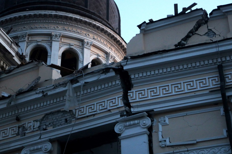 Un mort şi 18 răniţi într-un nou atac al Rusiei la Odesa în care a fost lovită inclusiv catedrala din oraş (6)