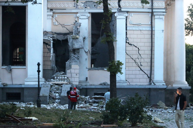 Un mort şi 18 răniţi într-un nou atac al Rusiei la Odesa în care a fost lovită inclusiv catedrala din oraş (7)