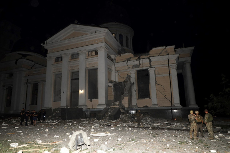 Un mort şi 18 răniţi într-un nou atac al Rusiei la Odesa în care a fost lovită inclusiv catedrala din oraş (10)