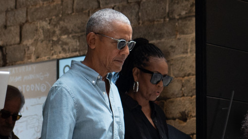 Obama strolls through Barcelona