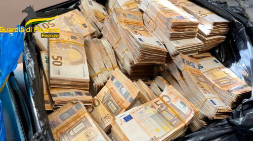 Italy: Police dog Elio, discovers more than a million Euros in a suitcase at Scandicci (Florence) bus station