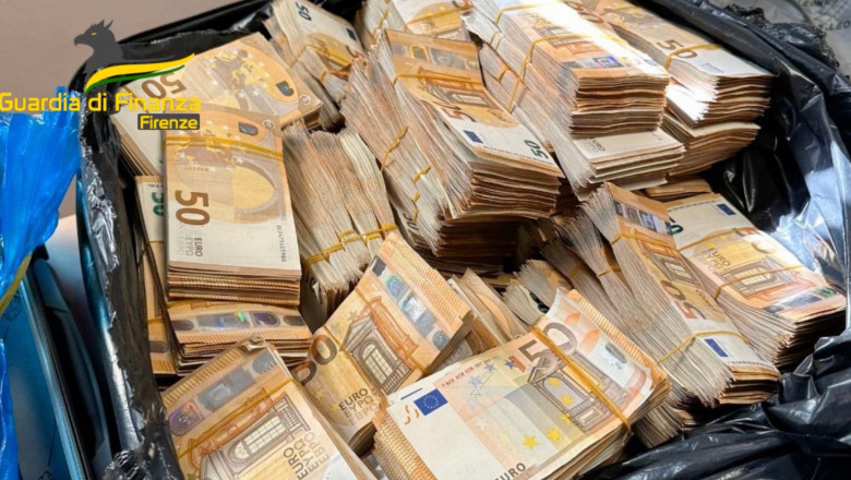 Italy: Police dog Elio, discovers more than a million Euros in a suitcase at Scandicci (Florence) bus station