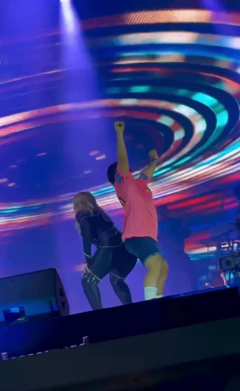 Alex și Bebe Rexha dansează pe scena Untold 2023 (7)