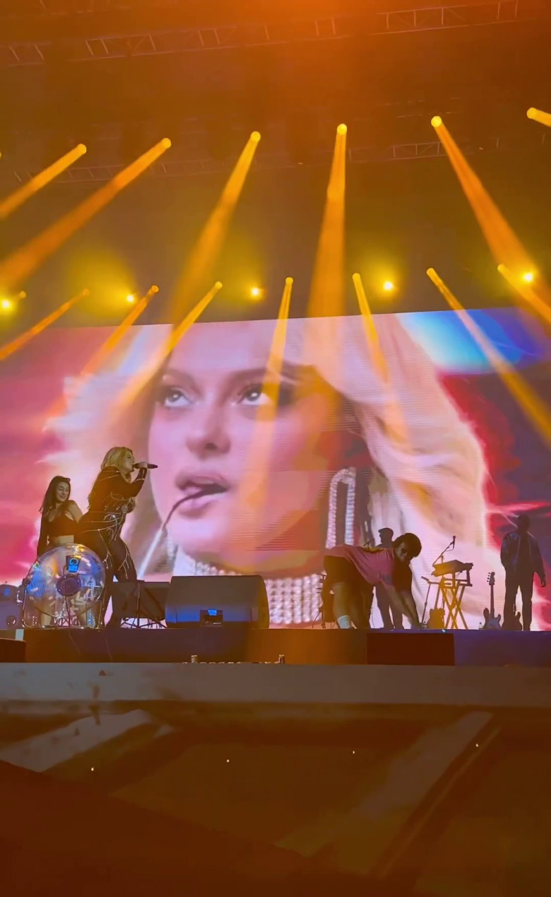 Alex și Bebe Rexha dansează pe scena Untold 2023 (5)