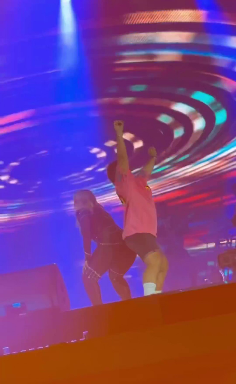 Alex și Bebe Rexha dansează pe scena Untold 2023 (1)