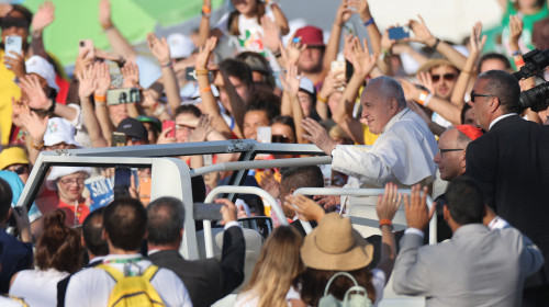 Aproximativ 1,5 milioane de pelerini au înfruntat căldura toridă pentru priveghiul Papei la Lisabona/ Profimedia