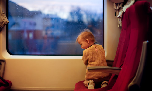 Copil in tren/ Shutterstock