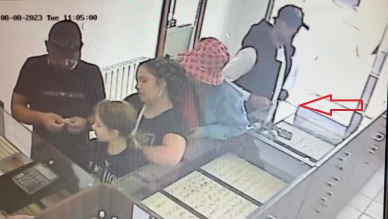 Imagini cu o femeie însărcinată care fură o bijuterie din aur dintr-un magazin din Arad/ Captură video