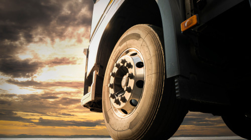 Big,Truck,Wheel,Tires.,Semi,Truck,Parked,At,Sunset,Sky.