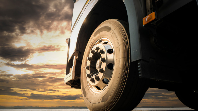 Big,Truck,Wheel,Tires.,Semi,Truck,Parked,At,Sunset,Sky.