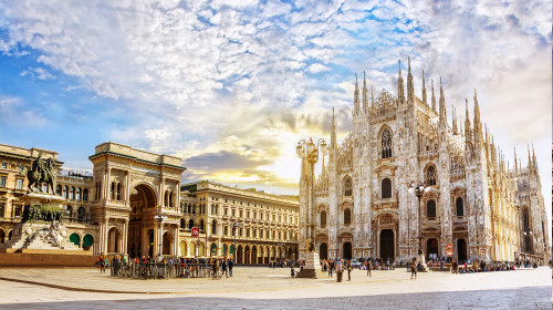 Cathedral,Duomo,Di,Milano,And,Vittorio,Emanuele,Gallery,In,Square