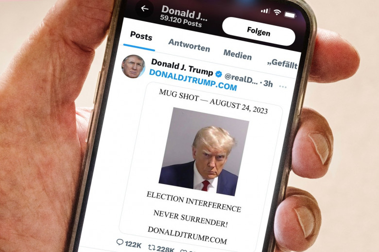 Trump kehrt mit Polizeifoto auf Twitter-Nachfolger X zurück, Smartphone-Bildschirm, August 2023 Deutschland, 24. August