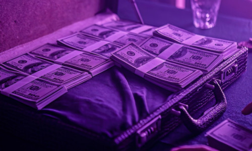Un bărbat a crezut că a dat norocul peste el, după ce a găsit 5.000 de dolari într-o parcare. Ce a pățit după trei luni