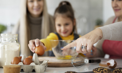 Copii în bucătărie/ Shutterstock