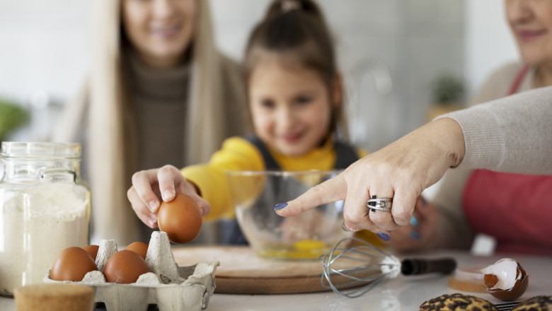 Copii în bucătărie/ Shutterstock