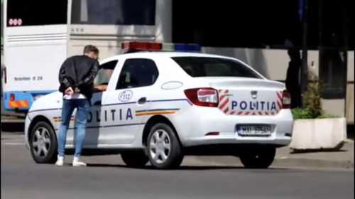 Un cunoscut vlogger a fost prins în timp ce încerca să mituiască polițiștii/ Captură video Youtube