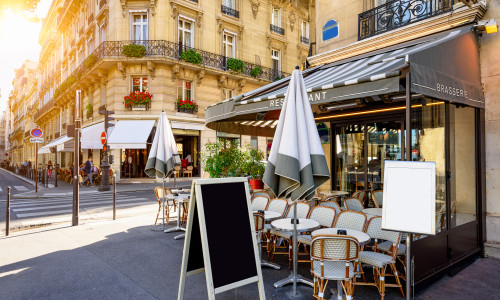 Restaurant din Franța/ Shutterstock