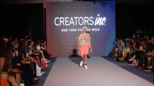 Un tânăr a defilat într-un sac de gunoi la New York Fashion Week/ Captură video Youtube