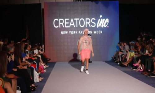 Un tânăr a defilat într-un sac de gunoi la New York Fashion Week/ Captură video Youtube