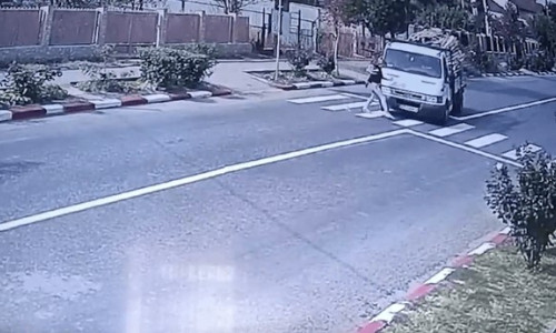 Momentul când o mamă este lovită pe trecerea de pietoni de o dubă cu lemne/ Captură video