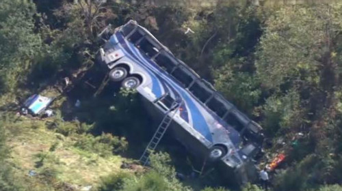 Un autobuz cu elevi de liceu s-a răsturnat într-o râpă în statul american New York/ Foto: Twitter
