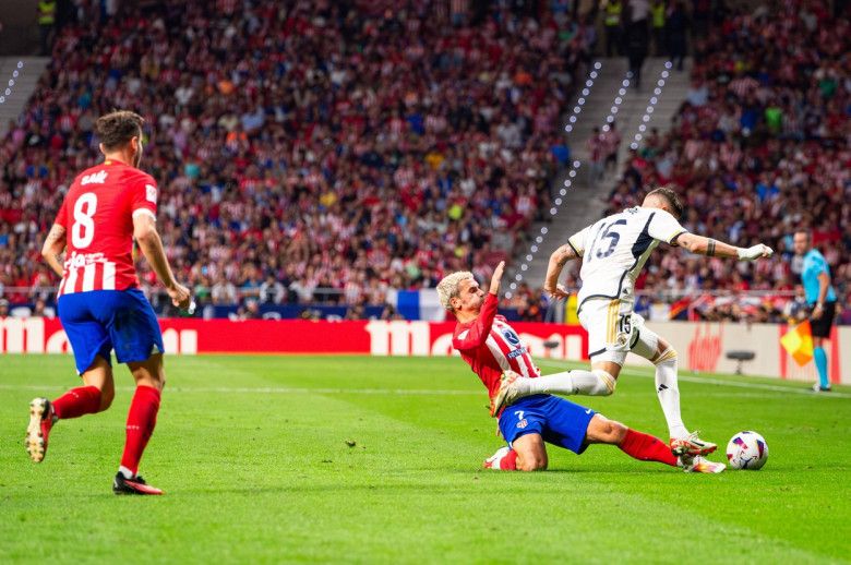 Antoine Griezmann (Atletico Madrid) in action against Federico Valverde (Real Madrid), with Saul Niguez (Atletico Madrid