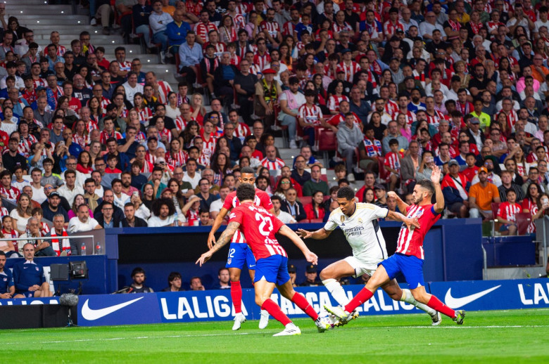 Jude Bellingham (Real Madrid) in action against Koke (Atletico Madrid) and Mario Hermoso (Atletico Madrid) during the fo