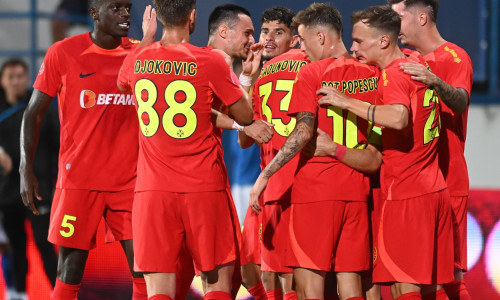 Bucurie a fotbalistilor stelisti dupa un gol marcat cu Joyskim Aurelien Dawa Tchakonte, Adrian Gheorghe Sut,Florinel Teo