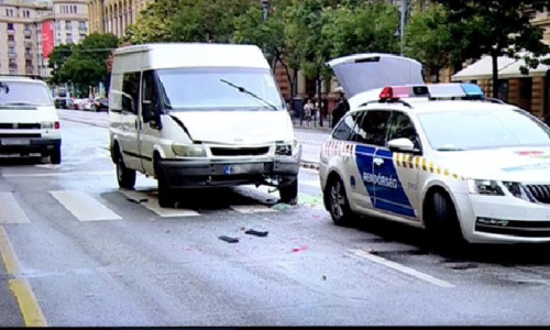 Un microbuz înmatriculat în România, cu peste 20 de imigranţi ilegali la bord, a făcut accident la Budapesta/ Sursă foto: News.ro