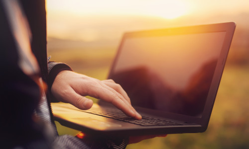 Un bărbat din Bistrița-Năsăud a rămas fără 30.000 de euro după ce a instalat o aplicație/ Shutterstock