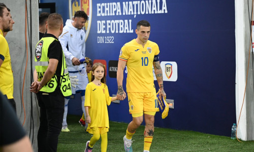 Nicolae Stanciu intra pe teren la meciul de fotbal dintre Romania si Kosovo, din cadrul preliminariilor Euro 2024