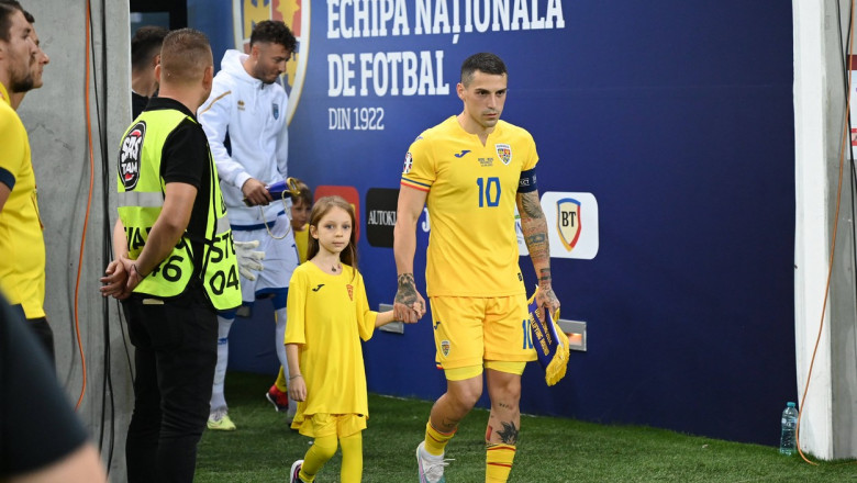 Nicolae Stanciu intra pe teren la meciul de fotbal dintre Romania si Kosovo, din cadrul preliminariilor Euro 2024