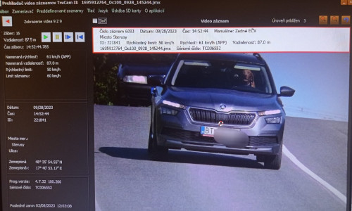 Imagini inedite cu un câine la volanul unei mașini/ Foto: Facebook