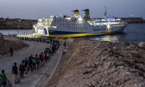 Un feribot cu 177 de oameni la bord a luat foc în apele Italiei/ Profimedia