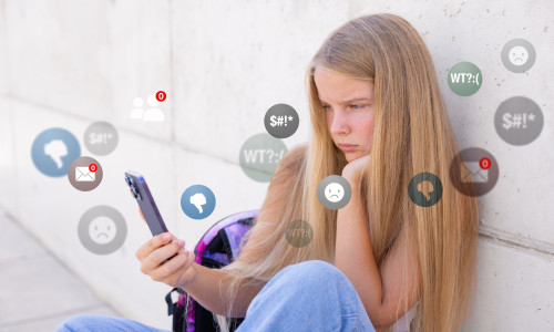 fetita cu telefon