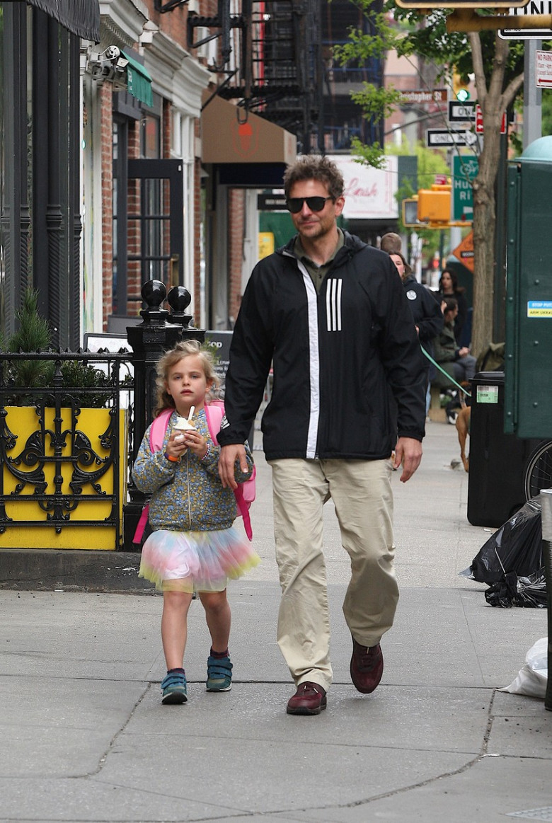EXCLUSIVE: Bradley cooper seen with his daughter getting her ice cream