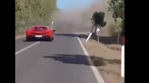 Un cuplu din Elveția a murit carbonizat într-un Ferrari închiriat, în Sardinia, într-un accident la un raliu de maşini de lux