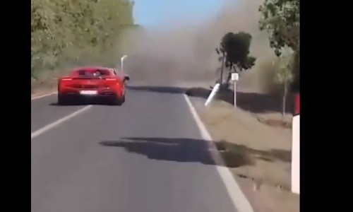 Un cuplu din Elveția a murit carbonizat într-un Ferrari închiriat, în Sardinia, într-un accident la un raliu de maşini de lux