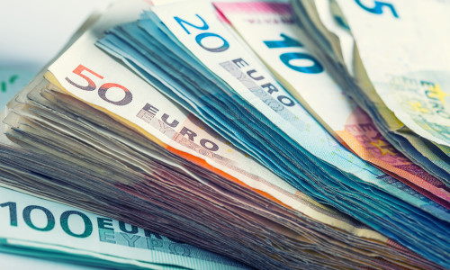 Several,Hundred,Euro,Banknotes,Stacked,By,Value.