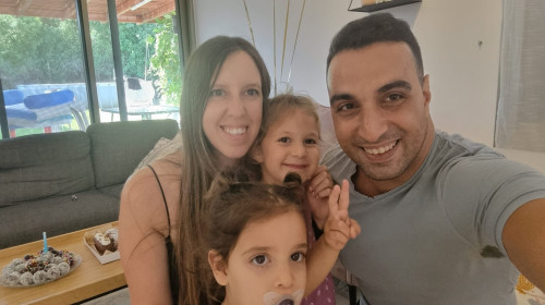 Yoni Asher alături de soția și fiicele lor/ Foto: Twitter