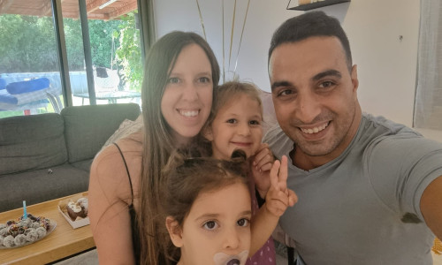 Yoni Asher alături de soția și fiicele lor/ Foto: Twitter
