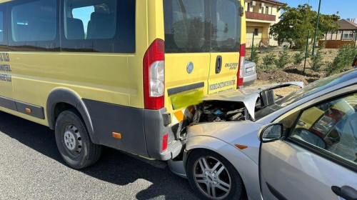 Patru elevi din Tulcea au ajuns la spital, după ce o maşină a intrat în microbuzul şcolar în care se aflau/ Foto: News.ro